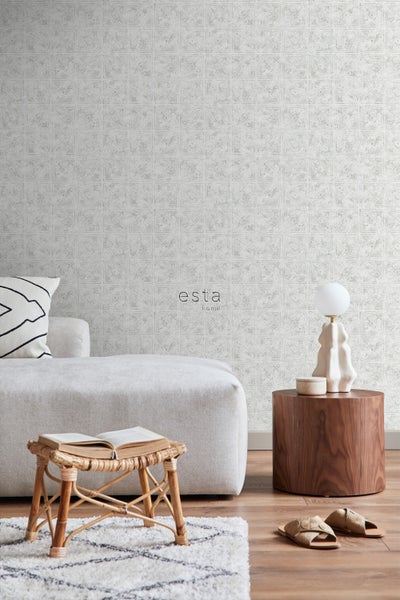 Wohnzimmer mit gemusterter Tapete, Sofa, Beistelltisch und Dekoration