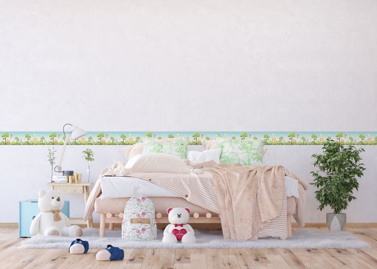 Kinderzimmer mit einem Bett, Spielzeug und einer Bordüre mit Tiermotiven