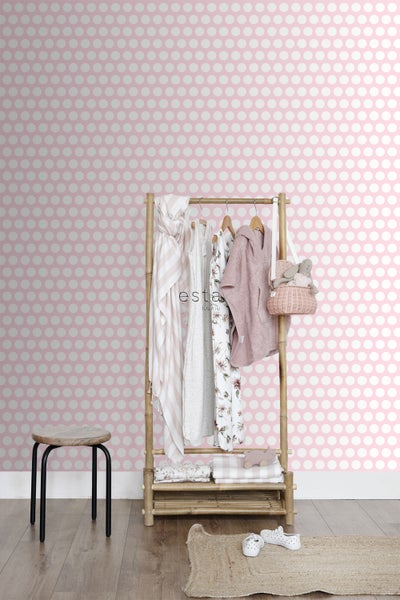 Dekorative Kinderzimmer Szene mit Punkt Tapete, Kleiderständer mit Kleidung, Hocker und Teppich