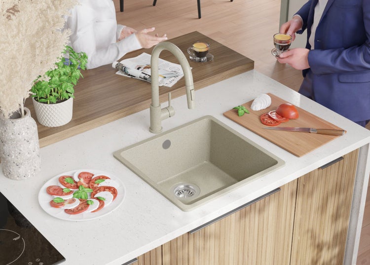 Küchenspüle mit Armatur auf einer Küchentheke