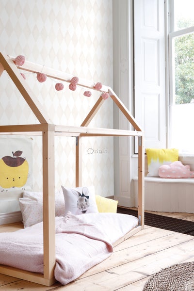 Kinderzimmer mit Hausbett, Kissen und dekorativer Lichterkette