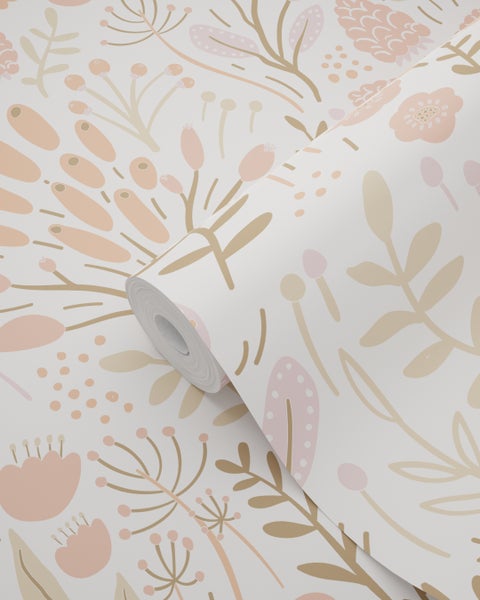 Schlafzimmer mit Bett und Nachttisch vor einer Tapete mit Pflanzenmuster