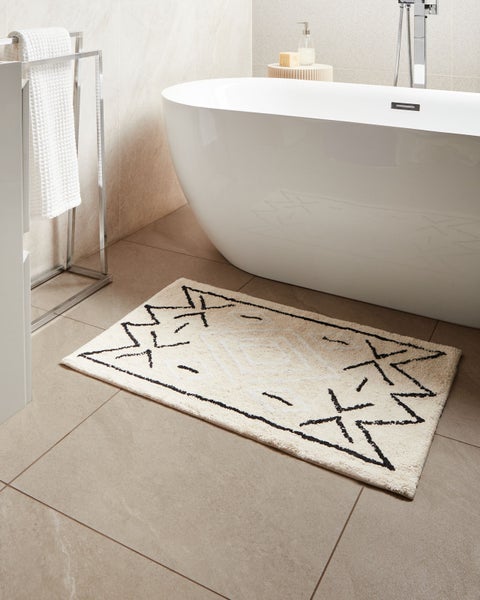 Badezimmer Szene mit Badewanne, Handtuchhalter und Badteppich mit Muster