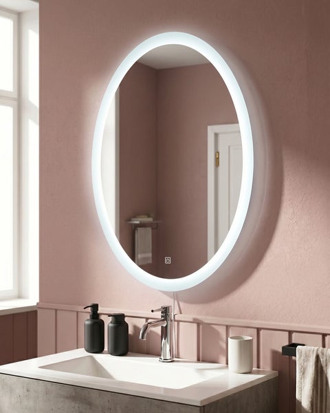 Ovaler Badezimmerspiegel mit LED Beleuchtung und Touchschalter montiert an einer Wand über einem Waschbecken mit Armatur.