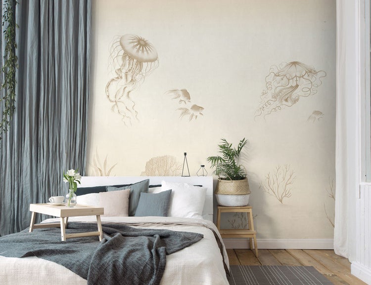 Schlafzimmer mit Bett, Vorhängen und Tapete mit Quallenmotiv