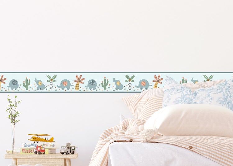 Tapetenbordüre für das Kinderzimmer mit Motiven von Elefanten, Palmen und Kakteen in einem hellen Schlafzimmer mit Bett und Spielzeug.