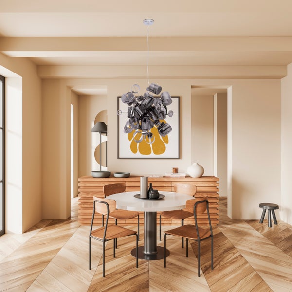 Esszimmer mit Esstisch, Stühlen, Kommode und einer modernen Hängelampe.