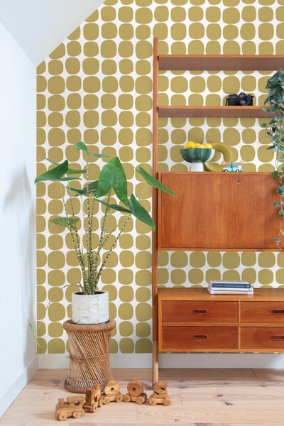 Dekorative Wand mit geometrischer Tapete, Holzregal und Zimmerpflanzen