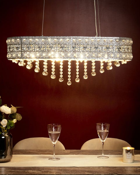 Detailaufnahme einer Deckenleuchte mit dekorativen Verzierungen und Kristallanhängern.