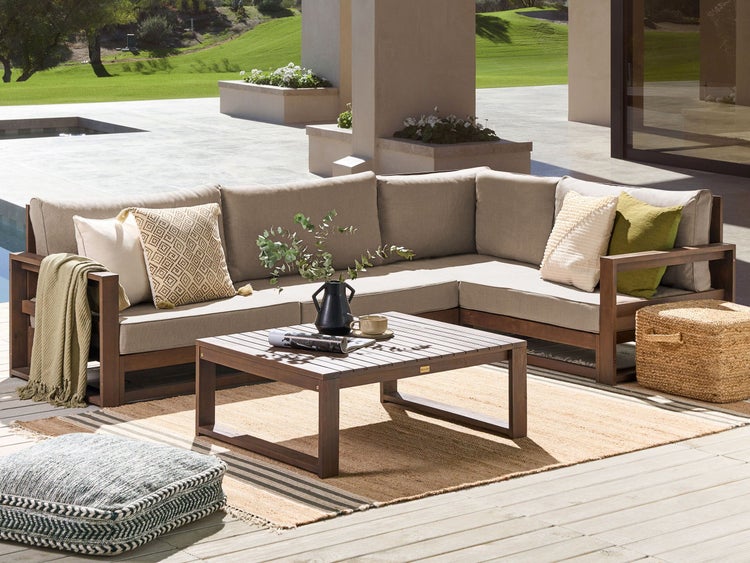 Terrasse mit Loungeecke, Couchtisch, Teppich, Pouf und Dekoration