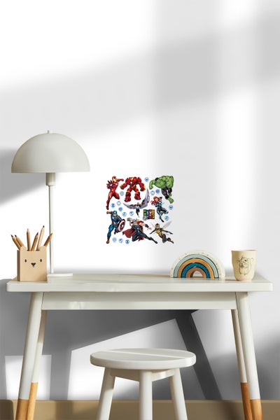 Auf einem Schreibtisch befindet sich ein Wandtattoo mit Comicfiguren.