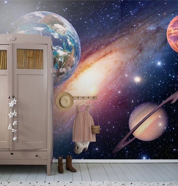 Kinderzimmer mit Kleiderschrank, Kleid, Hut, Stiefeln und Weltraumtapete mit Planeten