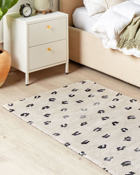 Teppich mit Tiermuster in einem Schlafzimmer
