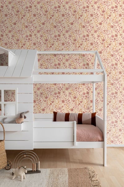 Kinderzimmer mit Blümchentapete und weißem Bett
