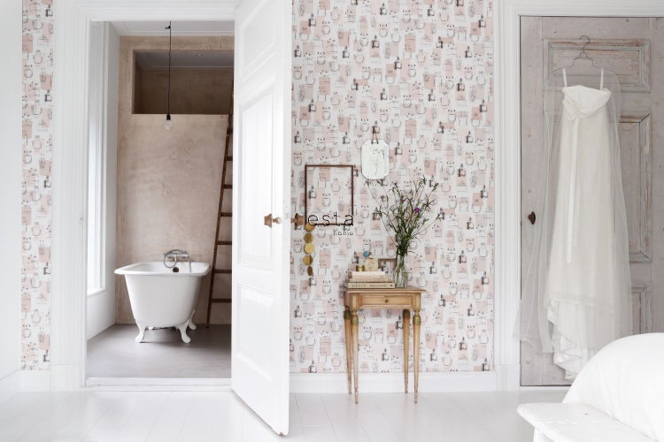 Badezimmeransicht mit Badewanne, Tapete mit Flakons, Tisch und Kleid