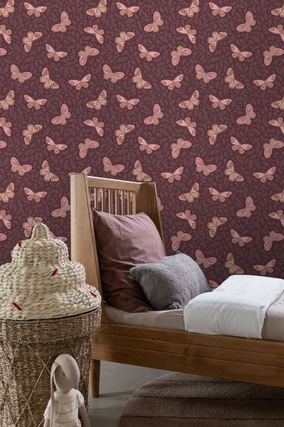 Kinderzimmer mit Bett und Wandtapete mit Schmetterlingsmuster