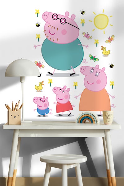 Szene mit Wandtattoo von Peppa Pig und ihrer Familie, arrangiert über einem Kinderschreibtisch mit Stuhl.
