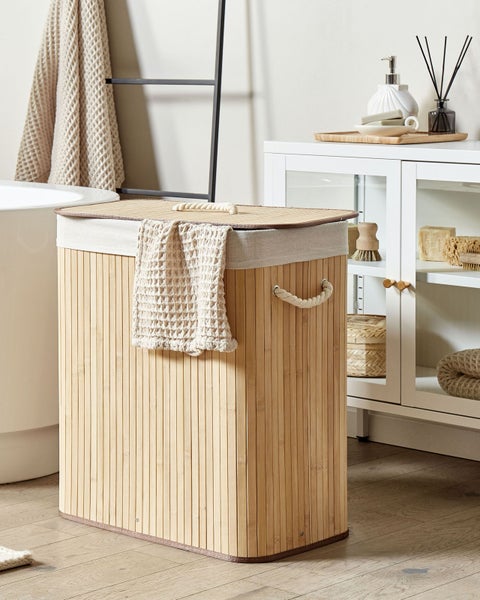 Rechteckiger Wäschekorb aus Bambus mit Deckel, hellem Stoffeinsatz und Seilgriffen.