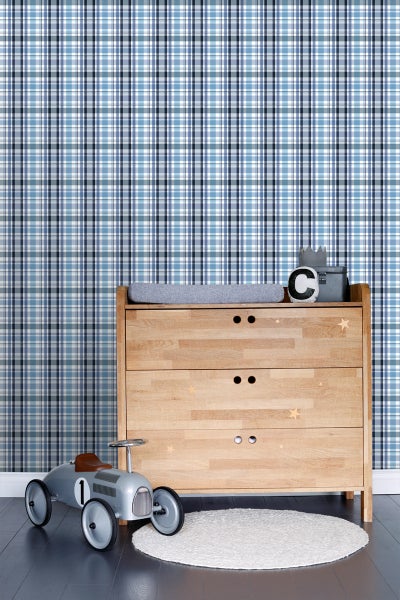 Kinderzimmer mit Wickelkommode, Spielzeugauto und gemusterter Tapete