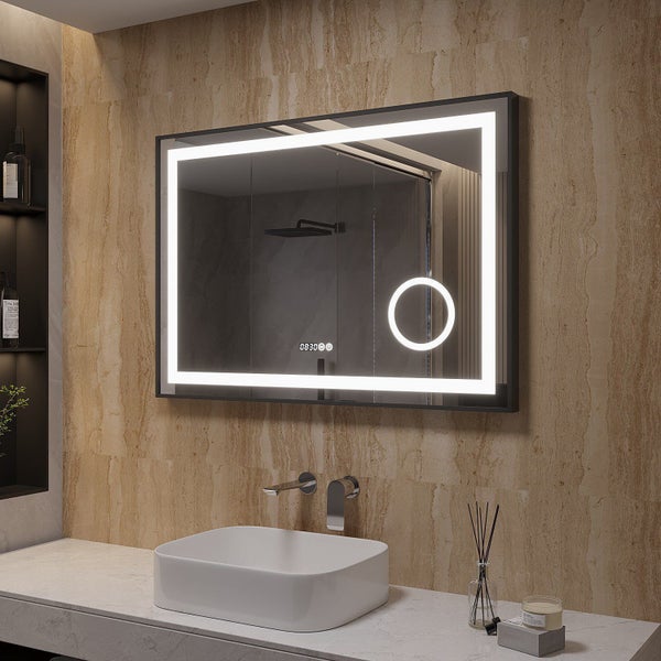 Rechteckiger Badezimmerspiegel mit LED Beleuchtung, integrierter Uhr und Kosmetikspiegel Funktion, montiert über einem Waschbecken.