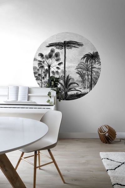 Zimmer mit weißem Klavier, Esstisch und Wandtattoo mit Palmenmotiv