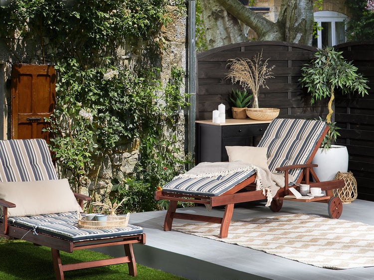 Gartenliege aus Polyrattan mit Auflage