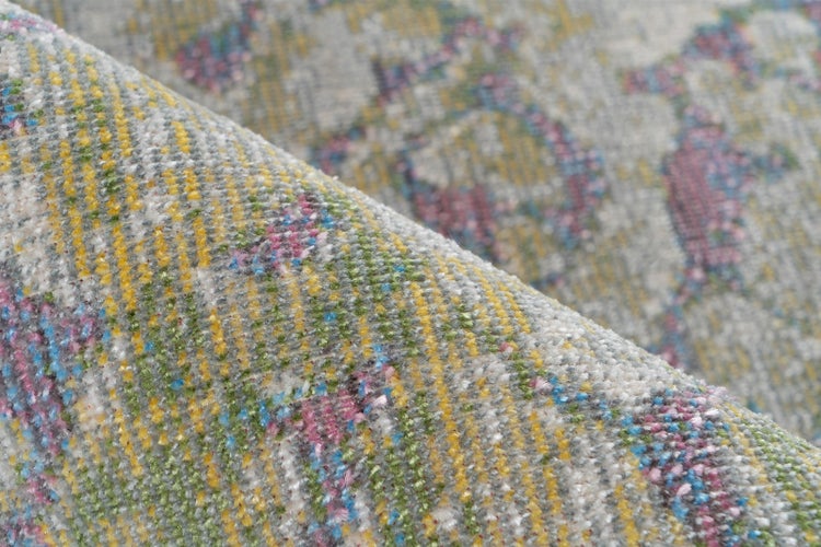 Nahaufnahme eines Teppichs mit buntem Muster und feiner Textur.