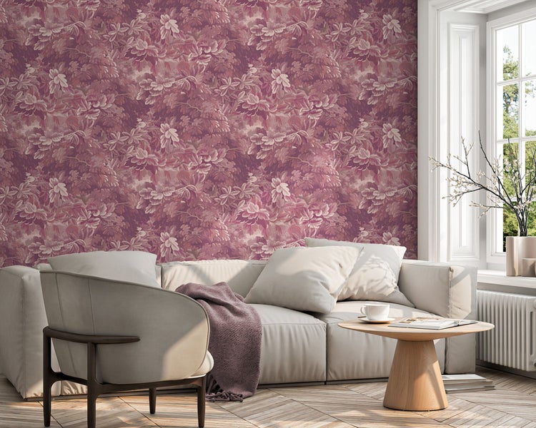 Wohnzimmer mit blumiger Tapete, Sofa und Sessel