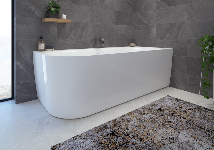Freistehende Badewanne in einem modernen Badezimmer mit grauen Fliesen und einem gemusterten Teppich.
