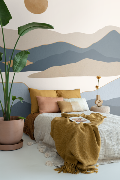 Gemütliches Schlafzimmer mit Bett, Kissen und dekorativer Wandgestaltung