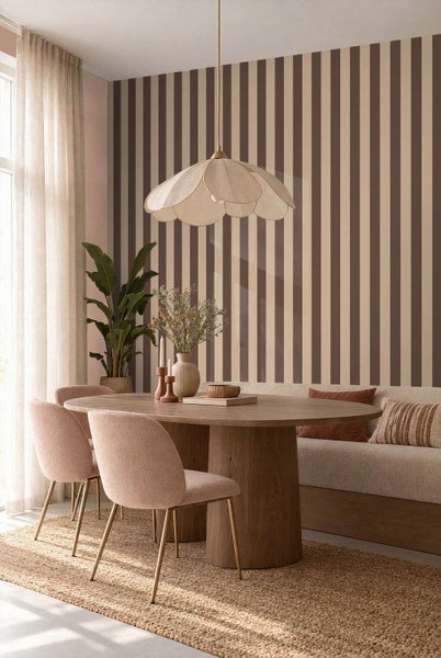 Esszimmer mit gestreifter Tapete, ovalem Holztisch, gepolsterten Stühlen und einer Pendelleuchte in Blumenform in einem hellen, wohnlichen Raum.