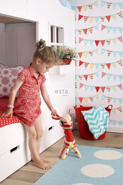 Kinderzimmer mit Hochbett, Dekoration und verspieltem Design