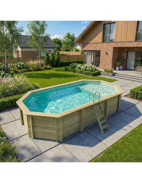 Holzpool mit Leiter im Garten