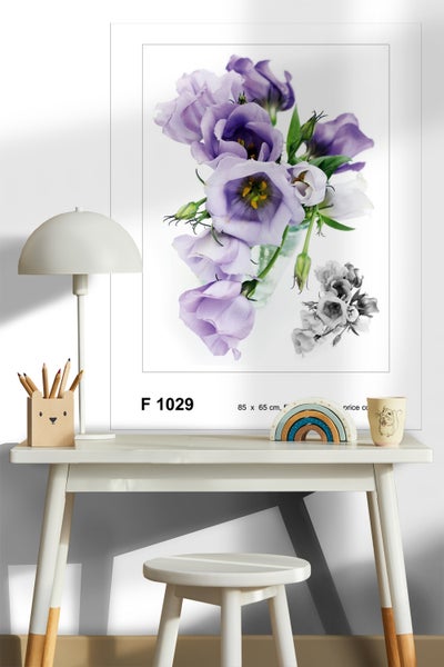 Dekoratives Wandbild mit lila Blumenmotiv im Format 85 x 65 cm über einem Schreibtisch