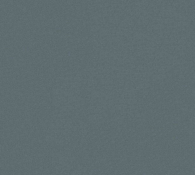 Esszimmer mit Holztisch, Stühlen und Sideboard für eine helle und organisierte Atmosphäre