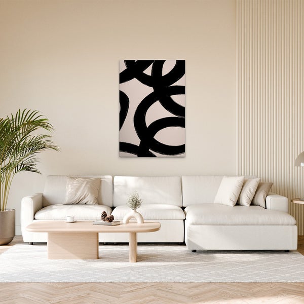 Wohnzimmer mit Sofa, Tisch und Wandbild mit Kreismuster