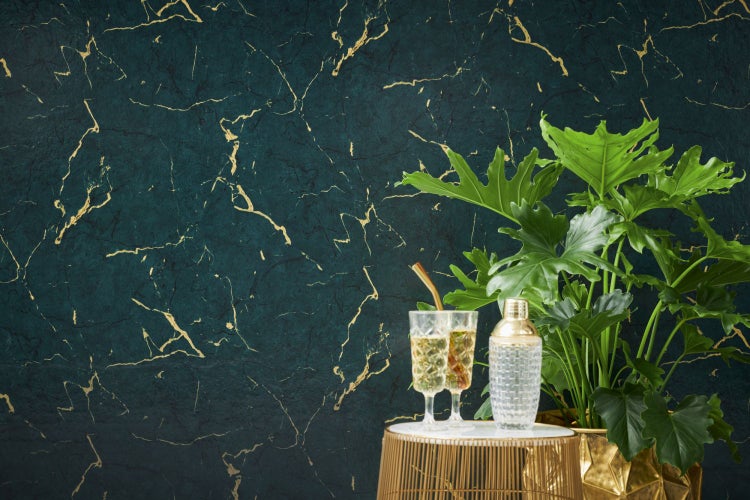 Schlafzimmer mit Bett, Nachttisch und Pendelleuchte vor einer strukturierten Wandtapete