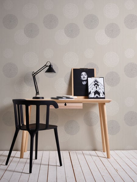 Szene mit gemusterten Tapeten, Kommode, Dekoration und Bleistift.