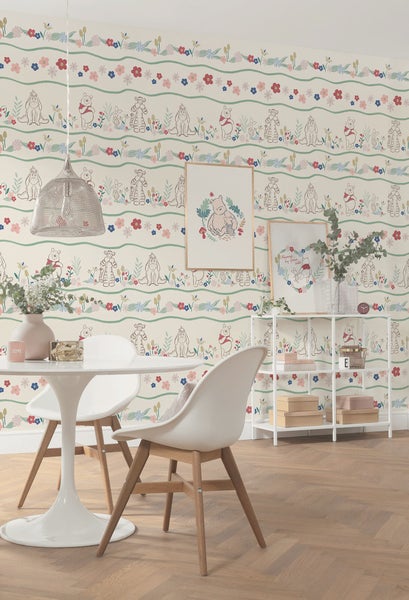 Dekoratives Esszimmer mit Winnie Puh Tapete, weißem Tisch und Regal