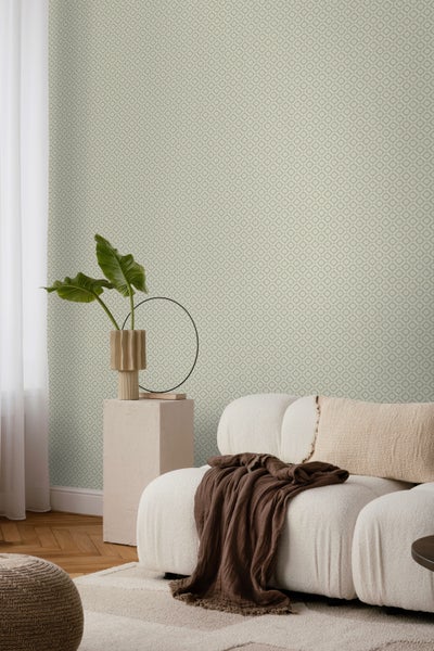 Schlafzimmer mit gemusterter Tapete, Spiegel mit Kordelrahmen, Nachttischlampe und Bett