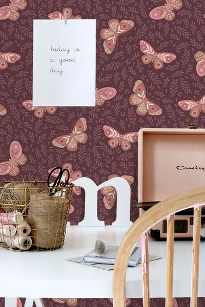 Dekoratives Zimmer mit einer Tapete mit Schmetterlingsmuster, einem Schreibtisch mit Accessoires und einem Plattenspieler