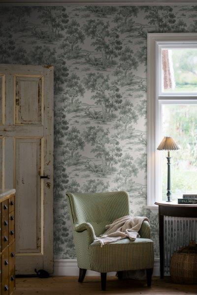 Wohnzimmer mit Landschaftstapete, Sessel und Tisch mit Lampe