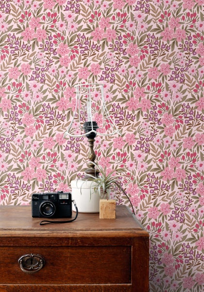 Tapetenrolle mit floralem Muster