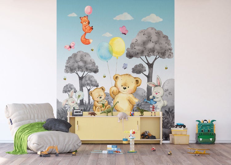 Kinderzimmer mit Waldtiermotiv Tapete, gelbem Lowboard und Spielzeug