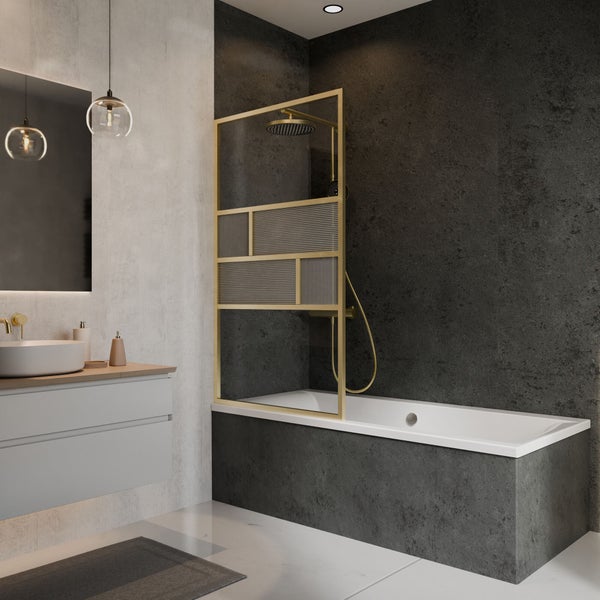 Modernes Badezimmer mit Badewanne, goldener Duschabtrennung mit Strukturglas und Waschtisch vor dunklen Wänden in Steinoptik.