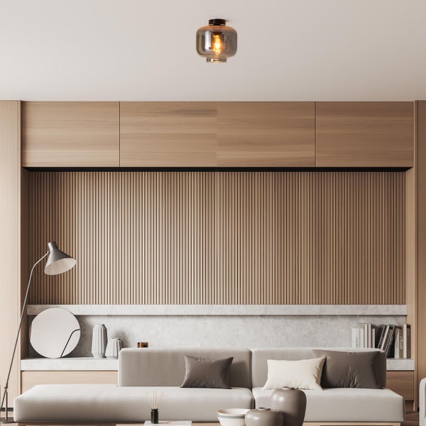 Wohnzimmer mit Sofa, Stehlampe und Deckenleuchte