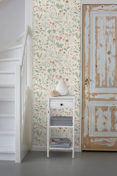 Flur mit Blumentapete, Treppe und restaurierter Tür