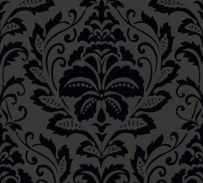 Dekoratives Interieur mit dunkler gemusterter Tapete, Spiegel, Kommode und Vase mit Blatt