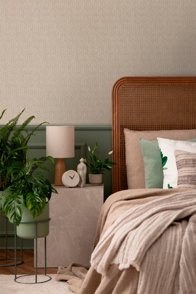 Beige Vliestapete im Raum mit Holzbank, Dekoration und Textildecke