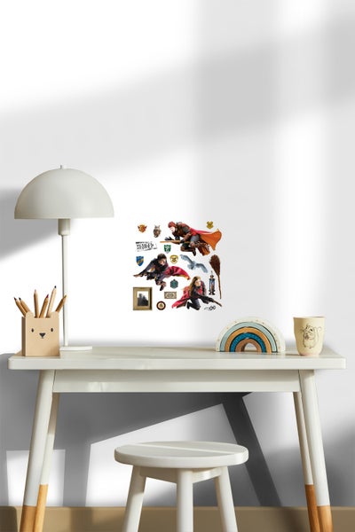 Dekoratives Harry Potter Wandtattoo auf einer weißen Wand über einem Schreibtisch.